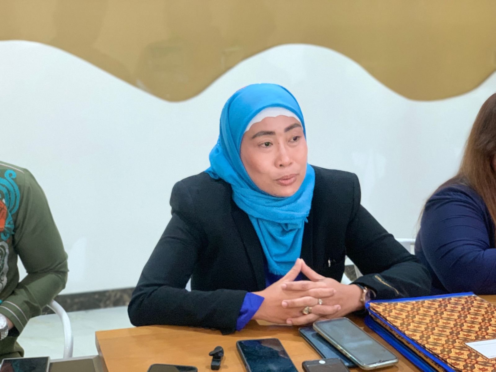 Damarwulan Makmur, mantan kuasa hukum pelapor, tiba-tiba tampil membela pihak terlapor. (Foto: Randa Damaling/Hibata.id)