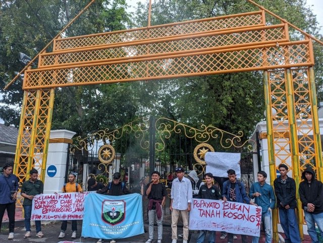 Persatuan Pelajar Mahasiswa Popayato Barat Gorontalo (PPMPB-G) menggelar aksi demonstrasi di Kantor Gubernur Gorontalo pada Kamis (12/11/2025). (Foto: Istw)