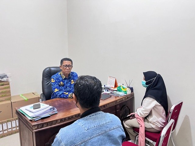 Kepala Dinas PK Buteng, Abdullah saat memanggil FIB dan RI untuk memberikan klarifikasi. (Foto: Istw)