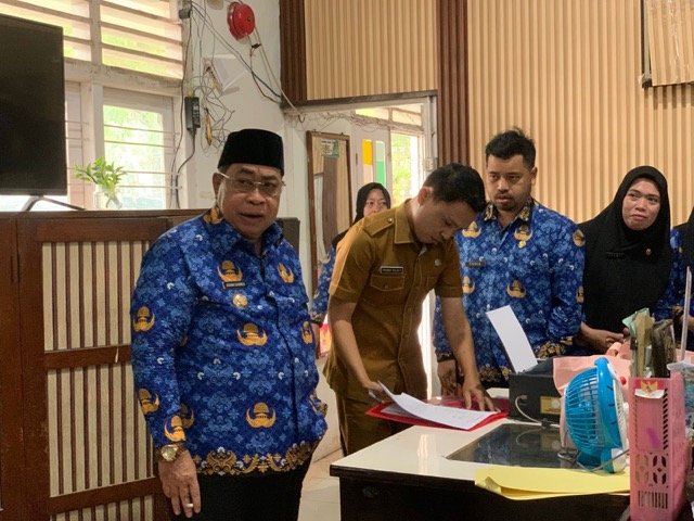 Wali Kota Gorontalo, Adhan Dambea, melakukan inspeksi mendadak ke sejumlah kantor dinas pada Senin, 17 November 2025. (Foto: Randa Damaling/Hibata.id)