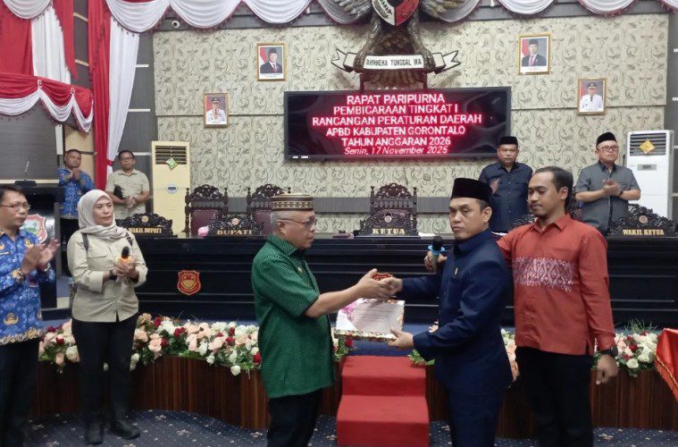 Bupati Gorontalo, Sofyan Puhi saat menyerahkan dokumen KUA-PPAS ke DPRD Kabupaten Gorontalo. (Foto: Istw)