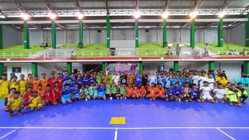 Bupati Gorontalo, Sofyan Puhi sat membuka turnamen sepak takraw antar pelajar SMP se-Kabupaten Gorontalo. (Foto: Istw)