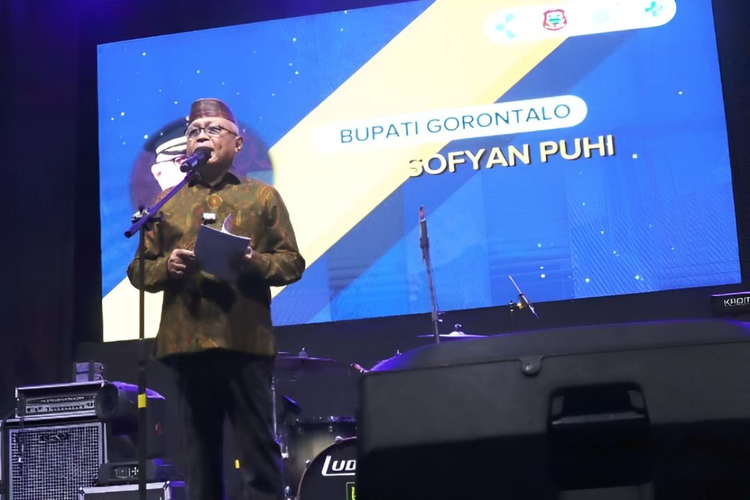 Bupati Gorontalo Sofyan Puhi menyampaikan penghargaan kepada seluruh tenaga kesehatan di HKN ke-61/Hibata.id