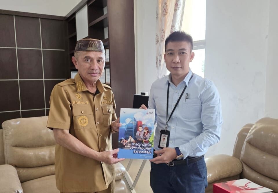 Bank SulutGo Cabang Marisa menyerahkan laporan kinerja triwulan III (Q3) 2025 kepada Bupati Pohuwato