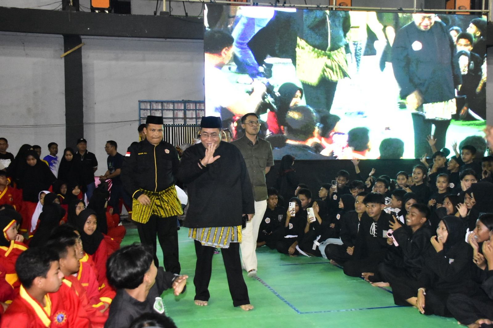 Wali Kota Gorontalo Adhan Dambea menilai kehadiran kedua atlet berprestasi internasional itu menjadi peluang besar bagi percepatan perkembangan pencak silat di daerah. Foto: Humas/Hibata.id