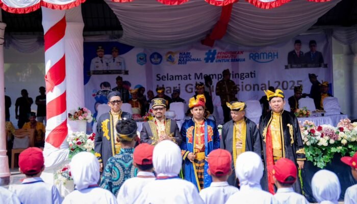 Pimpin Upacara HGN, Bupati Buteng: Kesejahteraan Guru Jadi Fokus Utama