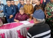 Penguatan Ekonomi Keluarga, Bupati Sofyan Puhi Salurkan BLTS untuk 1.050 KPM