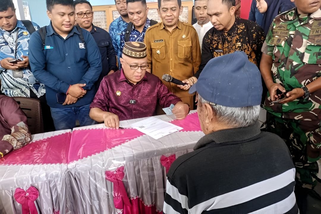 Bupati Gorontalo Sofyan Puhi menyalurkan Bantuan Langsung Tunai Sementara (BLTS) kepada 1.050 Keluarga Penerima Manfaat/Hibata.id