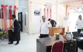 Wali Kota Gorontalo Adhan Dambea melakukan inspeksi mendadak (sidak) ke empat Organisasi Perangkat Daerah (OPD) Rabu (26/11/2025). Foto: Humas/Hibata.id