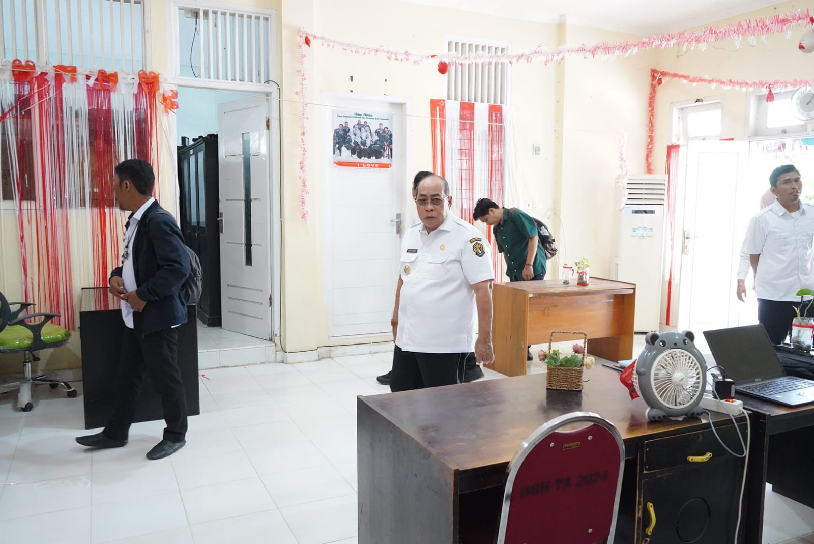 Wali Kota Gorontalo Adhan Dambea melakukan inspeksi mendadak (sidak) ke empat Organisasi Perangkat Daerah (OPD) Rabu (26/11/2025). Foto: Humas/Hibata.id