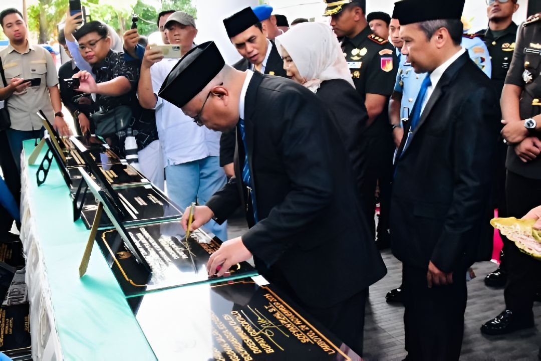 Bupati Sofyan Puhi memimpin peresmian berbagai proyek prioritas yang ikut disaksikan Wakil Gubernur Gorontalo, Wakil Bupati Tonny S. Junus/Hibata.id