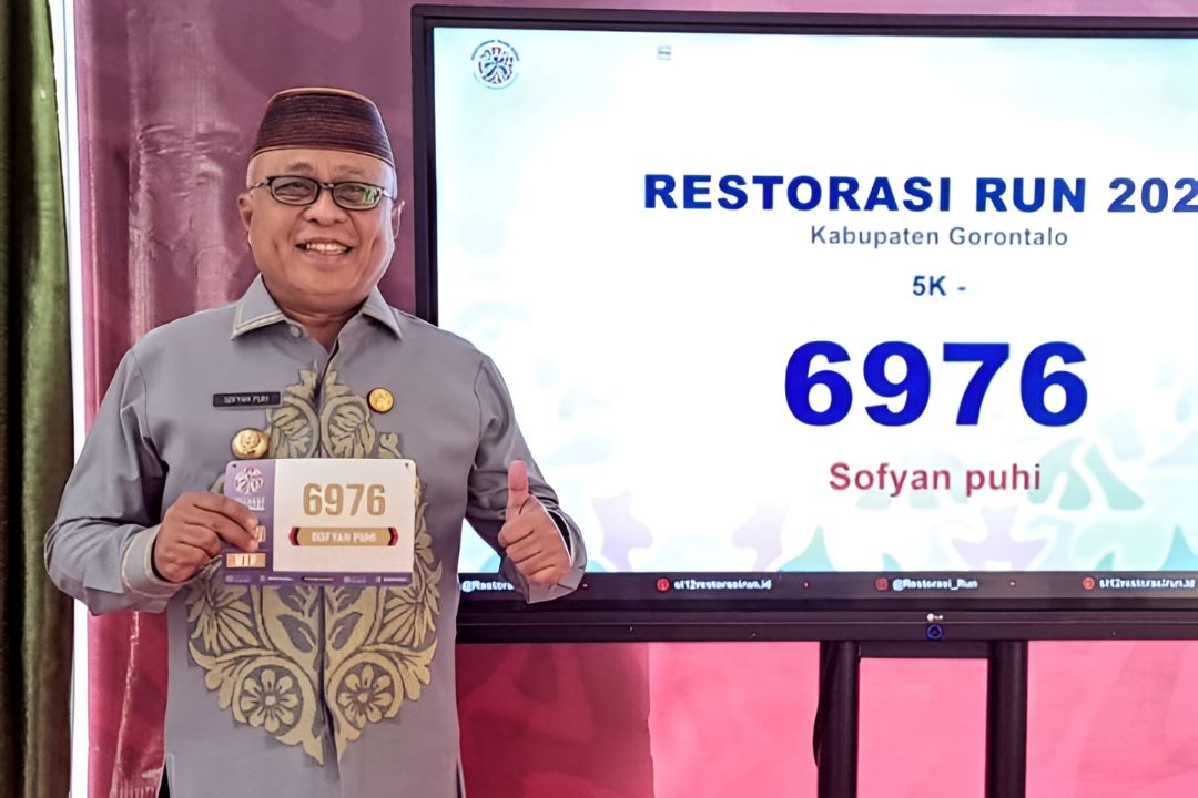Bupati Gorontalo Sofyan Puhi saat mengambil Race Pack Restorasi Run 2025/Hibata.id
