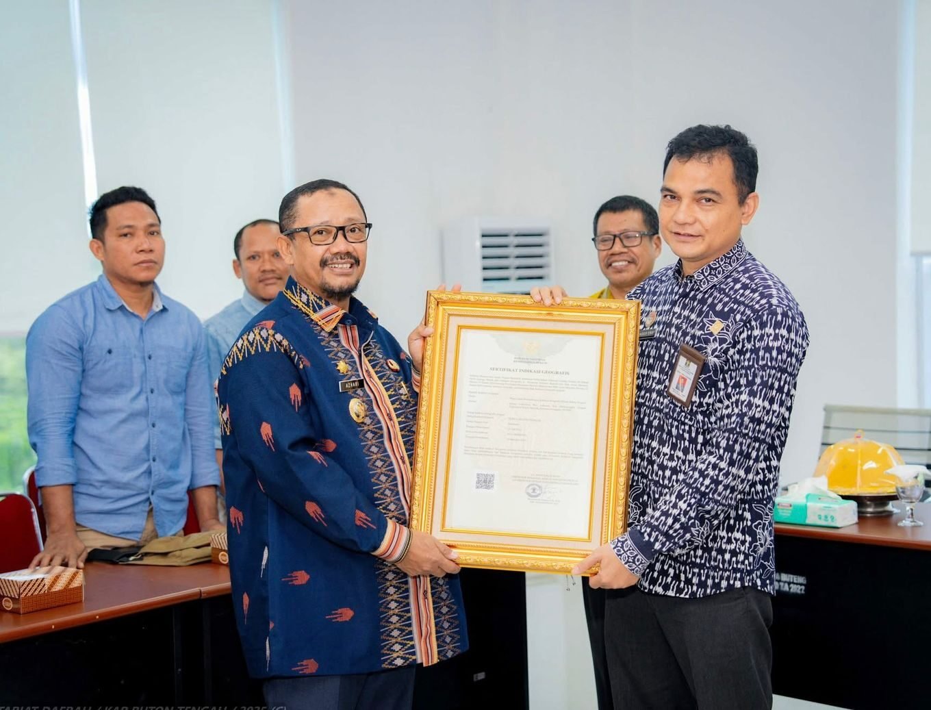 Bupati Buton Tengah, Dr. H. Azhari, membuka kegiatan sosialisasi pelayanan hukum di Ruang Kijula lantai 5 Kantor Bupati Buton Tengah/Hibata.id