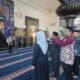 Prosesi pengambilan sumpah jabatan dilaksanakan di Masjid Agung Baiturrahman Limboto, Jumat (28/11/2025), dipimpin langsung oleh Bupati Gorontalo Sofyan Puhi/Hibata.id
