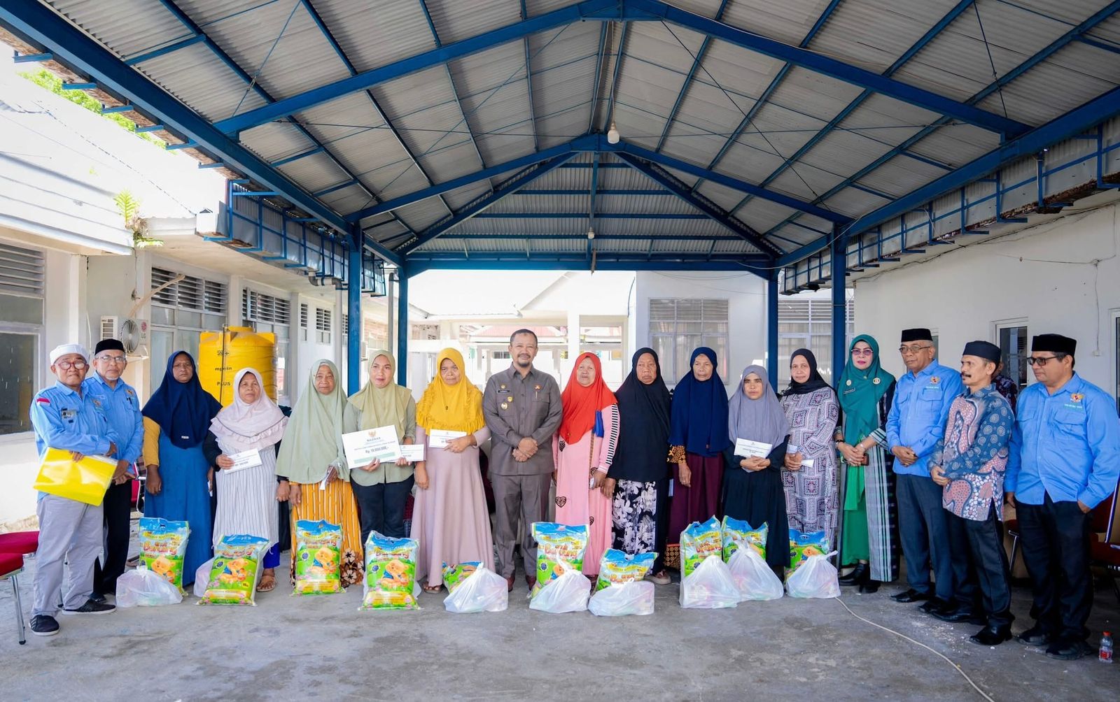 Penyaluran bantuan modal usaha dan dukungan pembangunan masjid yang diserahkan secara simbolis oleh Bupati Buton Tengah, Dr. H. Azhari, S.STP/Hibata.id