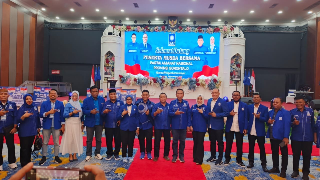 Ketua DPW PAN Gorontalo, Anas Yusuf yang disampingi Sekretaris Wilayah, Femmy Udoki dan para kader lainnya/Hibata.id