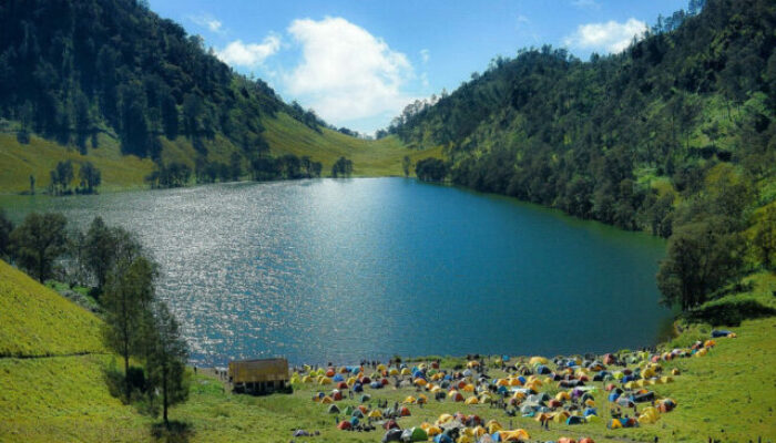 Ranu Kumbolo: Danau Cantik di Semeru yang Selalu Bikin Pendaki Pengen Balik Lagi