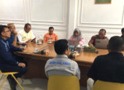 Pemda Bone Bolango Siap Awasi Amdal Demi Keberlanjutan Tambang Emas GM 9 Sekretaris Daerah Bone Bolango, Iwan Mustapa saat menghadiri Rapat Komisi Pembahasan Amdal RKL-RPL rencana kegiatan pertambangan emas DMP PT. Gorontalo Minerals yang digelar secara virtual, di Bappeda Litbang Bone Bolango, Kamis (18/12/2025). (F.Indra-AKP)/Hibata.id