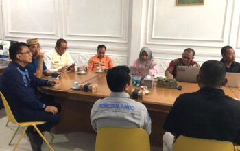 Pemda Bone Bolango Siap Awasi Amdal Demi Keberlanjutan Tambang Emas GM 3 Sekretaris Daerah Bone Bolango, Iwan Mustapa saat menghadiri Rapat Komisi Pembahasan Amdal RKL-RPL rencana kegiatan pertambangan emas DMP PT. Gorontalo Minerals yang digelar secara virtual, di Bappeda Litbang Bone Bolango, Kamis (18/12/2025). (F.Indra-AKP)/Hibata.id