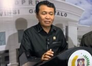 Fraksi PKS Soroti Pengelolaan Tambang di HUT ke-25 Provinsi Gorontalo 11 Ketua Fraksi PKS DPRD Provinsi (Deprov) Gorontalo, Manaf Abidin Hamzah saat memberikan keterangan resmi soal Mustafa Yasin. Foto: Andi/Hibata.id