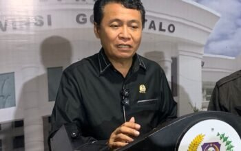 Fraksi PKS Soroti Pengelolaan Tambang di HUT ke-25 Provinsi Gorontalo 5 Ketua Fraksi PKS DPRD Provinsi (Deprov) Gorontalo, Manaf Abidin Hamzah saat memberikan keterangan resmi soal Mustafa Yasin. Foto: Andi/Hibata.id