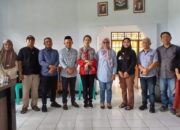 Anggota Komisi I DPRD Provinsi Gorontalo meninjau lokasi kantor Desa Sejahtera yang belum bisa digunakan akibat sengketa lahan, Minggu (7/12/2025). (Foto: istimewa)/Hibata.id
