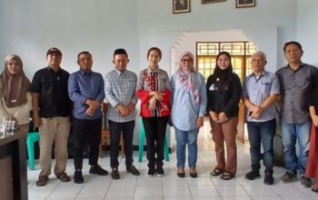 Anggota Komisi I DPRD Provinsi Gorontalo meninjau lokasi kantor Desa Sejahtera yang belum bisa digunakan akibat sengketa lahan, Minggu (7/12/2025). (Foto: istimewa)/Hibata.id