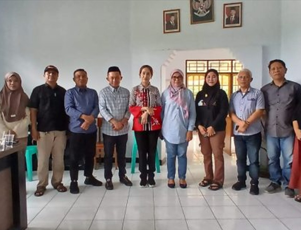 Anggota Komisi I DPRD Provinsi Gorontalo meninjau lokasi kantor Desa Sejahtera yang belum bisa digunakan akibat sengketa lahan, Minggu (7/12/2025). (Foto: istimewa)/Hibata.id