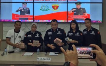 Kepala Kejaksaan Negeri Banyuasin, Erni Yusnita, S.H., M.H, yang duduk berdampingan dengan Kasi Pidsus, Giovani SH MH/Hibata.id