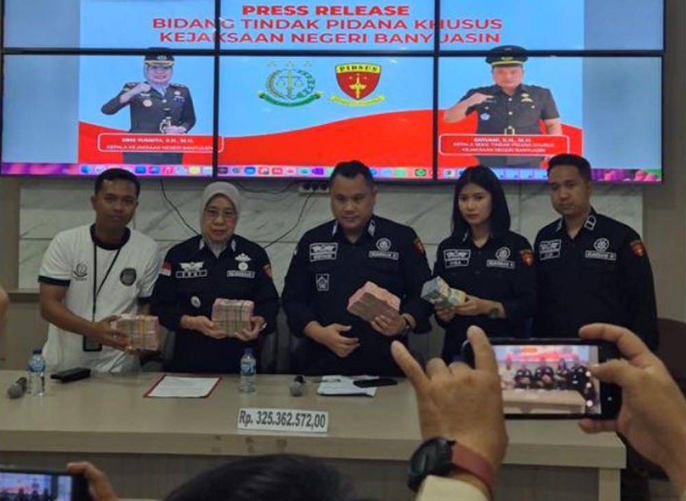 Kepala Kejaksaan Negeri Banyuasin, Erni Yusnita, S.H., M.H, yang duduk berdampingan dengan Kasi Pidsus, Giovani SH MH/Hibata.id