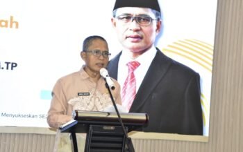 Sekretaris Daerah Kota Gorontalo, Ismail Madjid saat membuka sosialisasi pelaksanaan Sensus Ekonomi 2026 dalam kegiatan optimalisasi pelayanan publik yang digelar di Hulondalo Ballroom, Kamis, 11 Desember 2025. (Foto: Humas Pemkot Gorontalo)