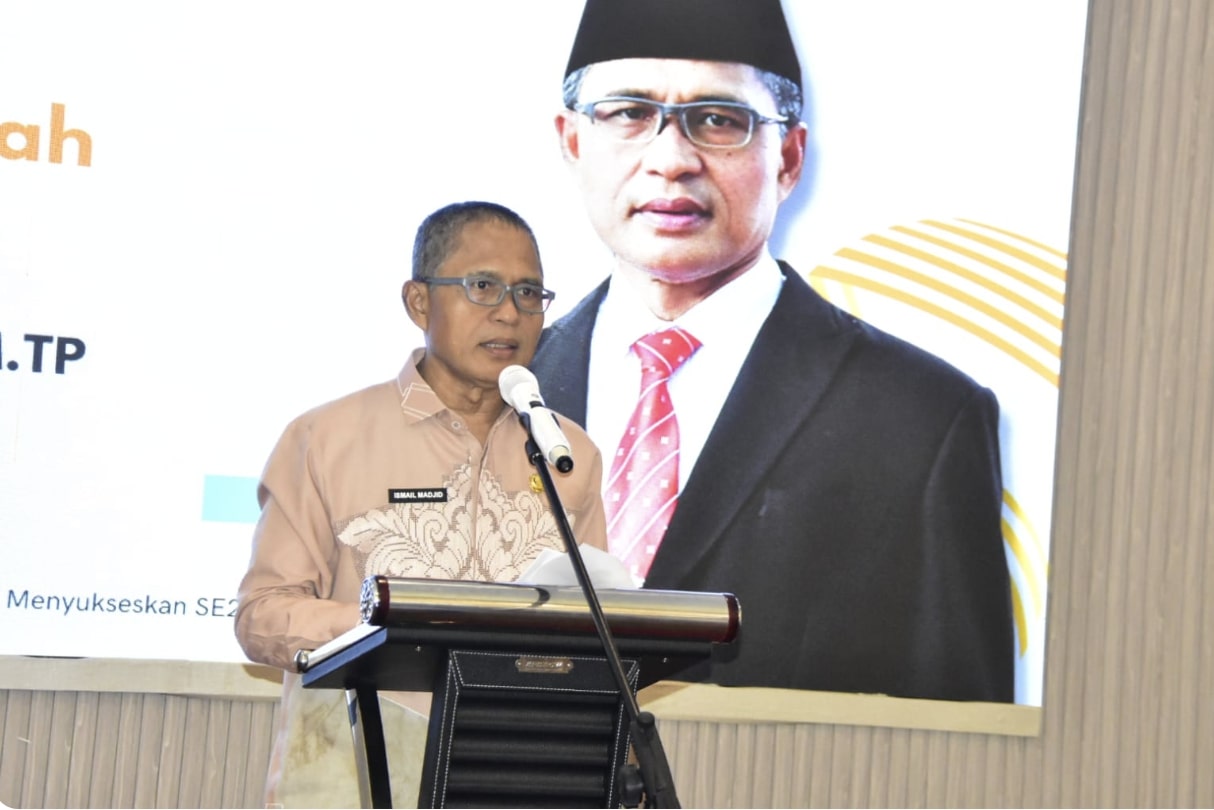 Sekretaris Daerah Kota Gorontalo, Ismail Madjid saat membuka sosialisasi pelaksanaan Sensus Ekonomi 2026 dalam kegiatan optimalisasi pelayanan publik yang digelar di Hulondalo Ballroom, Kamis, 11 Desember 2025. (Foto: Humas Pemkot Gorontalo)