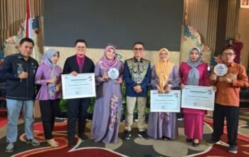 Jajaran Pemerintah Kota Gorontalo saat menerima penghargaan dari Kementerian Pendidikan Dasar dan Menengah (Kemendikdasmen) RI. (Foto: Humas Pemkot Gorontalo)
