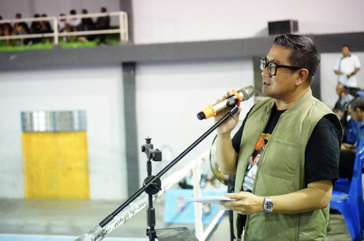 Wakil Wali Kota Gorontalo, Indra Gobel saat membuka Turnamen Wali Kota Cup Invitasi Bola Basket Antar Pelajar SMA/SMK se-Indonesia Timur 2025. (Foto: Humas Pemkot Gorontalo)