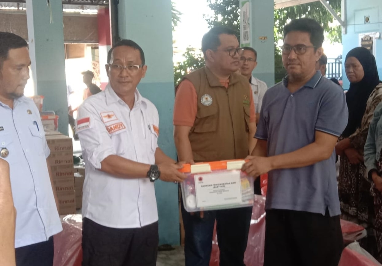Pemerintah Kota Gorontalo menyalurkan bantuan darurat kepada 16 kepala keluarga atau 58 jiwa korban kebakaran di Kelurahan Dulalowo, Kecamatan Kota Tengah. (Foto: Humas Pemkot Gorontalo)