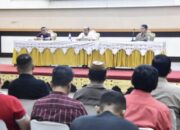 Wali Kota Gorontalo Adhan Dambea saat memimpin rapat koordinasi dan evaluasi penyelenggaraan pemerintahan, pembangunan, dan kemasyarakatan di di Bandhayo Lo Yiladia, Jumat, 19 Desember 2025. (Foto: Humas Pemkot Gorontalo)