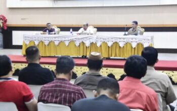 Wali Kota Gorontalo Adhan Dambea saat memimpin rapat koordinasi dan evaluasi penyelenggaraan pemerintahan, pembangunan, dan kemasyarakatan di di Bandhayo Lo Yiladia, Jumat, 19 Desember 2025. (Foto: Humas Pemkot Gorontalo)