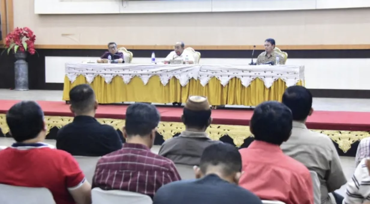 Wali Kota Gorontalo Adhan Dambea saat memimpin rapat koordinasi dan evaluasi penyelenggaraan pemerintahan, pembangunan, dan kemasyarakatan di di Bandhayo Lo Yiladia, Jumat, 19 Desember 2025. (Foto: Humas Pemkot Gorontalo)