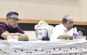 Wali Kota Gorontalo, Adhan Dambea saat rapat koordinasi dan evaluasi penyelenggaraan pemerintahan, pembangunan, dan kemasyarakatan di Bandhayo Lo Yiladia, Jumat malam, 19 Desember 2025. (Foto: Humas Pemkot Gorontalo)