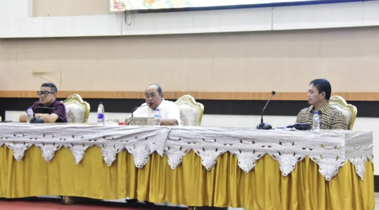 Wali Kota Gorontalo Adhan Dambea saat memimpin rapat koordinasi dan evaluasi penyelenggaraan pemerintahan, pembangunan, dan kemasyarakatan. (Foto: Humas Pemkot Gorontalo)