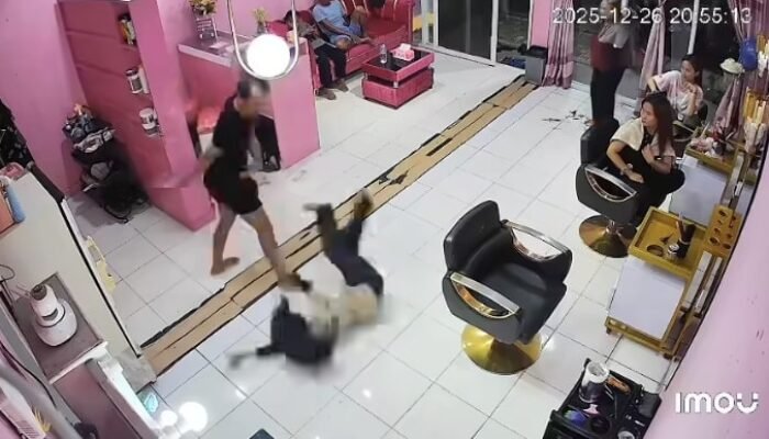 Kasir Salon Dianiaya Rekan Kerja, Aksi Terekam CCTV