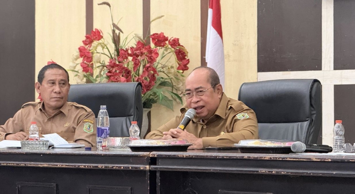 Wali Kota Gorontalo Adhan Dambea saat memberikan pembinaan kepada para sopir truk sampah dan gerobak motor (getor), Selasa, 30 Desember 2025. (Foto: Humas Pemkot Gorontalo)