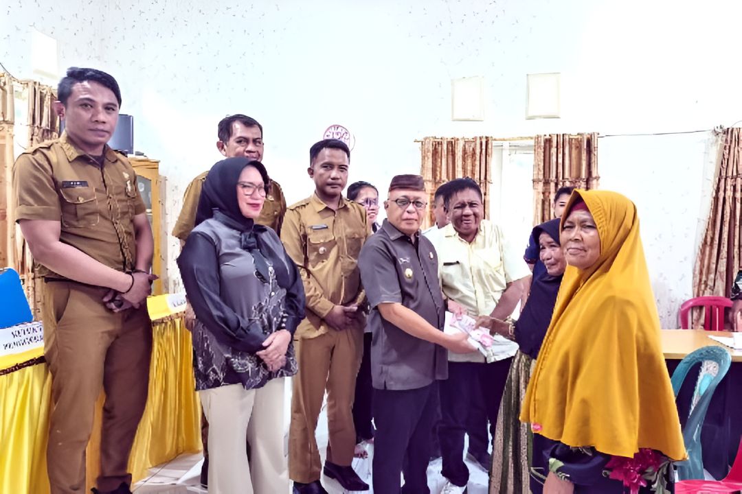 Bupati menyalurkan Bantuan Langsung Tunai Sementara Kesejahteraan Rakyat (BLTS Kesra) dari Kementerian Sosial RI/Hibata.id