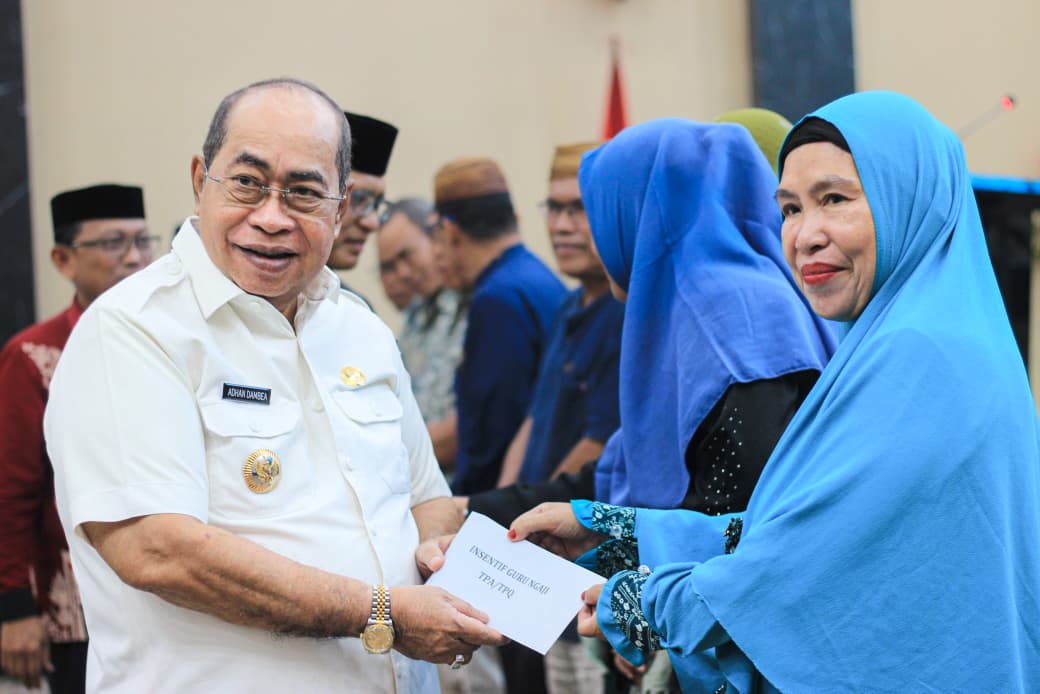 Wali Kota Gorontalo, H. Adhan Dambea, memimpin langsung kegiatan sebagai bentuk apresiasi atas peran penting para pendidik agama/Hibata.id