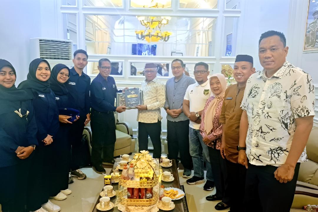 Bupati Gorontalo Sofyan Puhi menerima hasil kajian Tim Ekspedisi Patriot Transmigrasi/Hibata.id