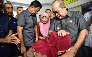 Dari Tangga Pasar ke Kursi Roda Baru: Perjalanan Haru Fatmawati Bertemu Wali Kota 6 Wali Kota Gorontalo, Adhan Dambea saat bertemu dengan Fatmawati Djibu di Pasar Sentral. (Foto: Humas Pemkot Gorontalo)/Hibata.id