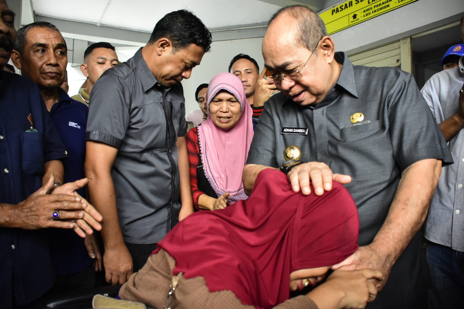 Wali Kota Gorontalo, Adhan Dambea saat bertemu dengan Fatmawati Djibu di Pasar Sentral. (Foto: Humas Pemkot Gorontalo)/Hibata.id