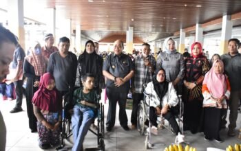 Ratusan Pelaku Usaha Terima Bantuan UEP dari Wali Kota Gorontalo, Termasuk Penyandang Disabilitas 8 Wali Kota Gorontalo, Adhan Dambea saat berfoto bersama dengan penerima bantuan. (Foto: Humas Pemkot Gorontalo)/Hibata.id