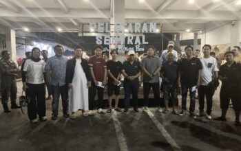 Adhan Pastikan Pelataran Sentral Tetap Beroperasi, Sampaikan Permohonan Maaf Atas Insiden 7 Wali Kota Gorontalo, Adhan Dambea saat berkunjung di pelataran pasar Sentral pada Ahad, (7/12/2025)/Hibata.id