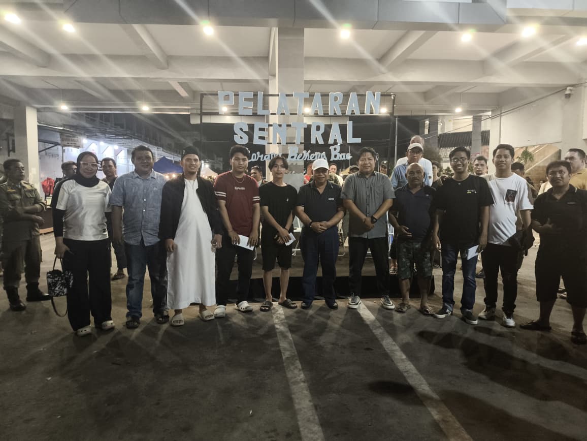 Wali Kota Gorontalo, Adhan Dambea saat berkunjung di pelataran pasar Sentral pada Ahad, (7/12/2025)/Hibata.id